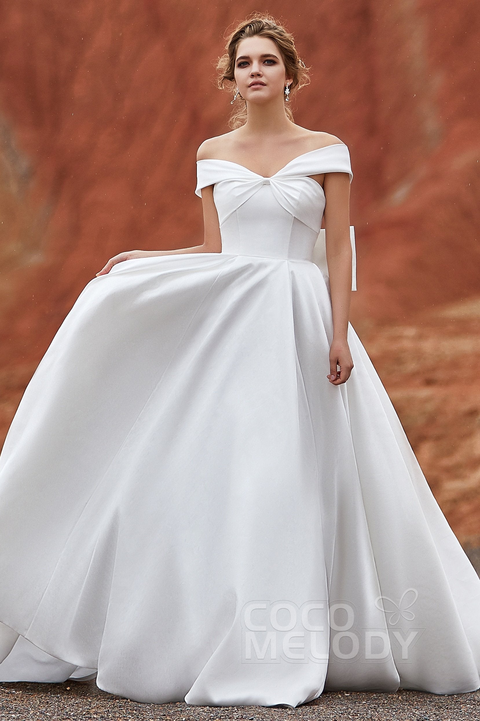 Charming Off The Shoulder Sleeveless Wedding Dress LD5801 – COCOMELODY