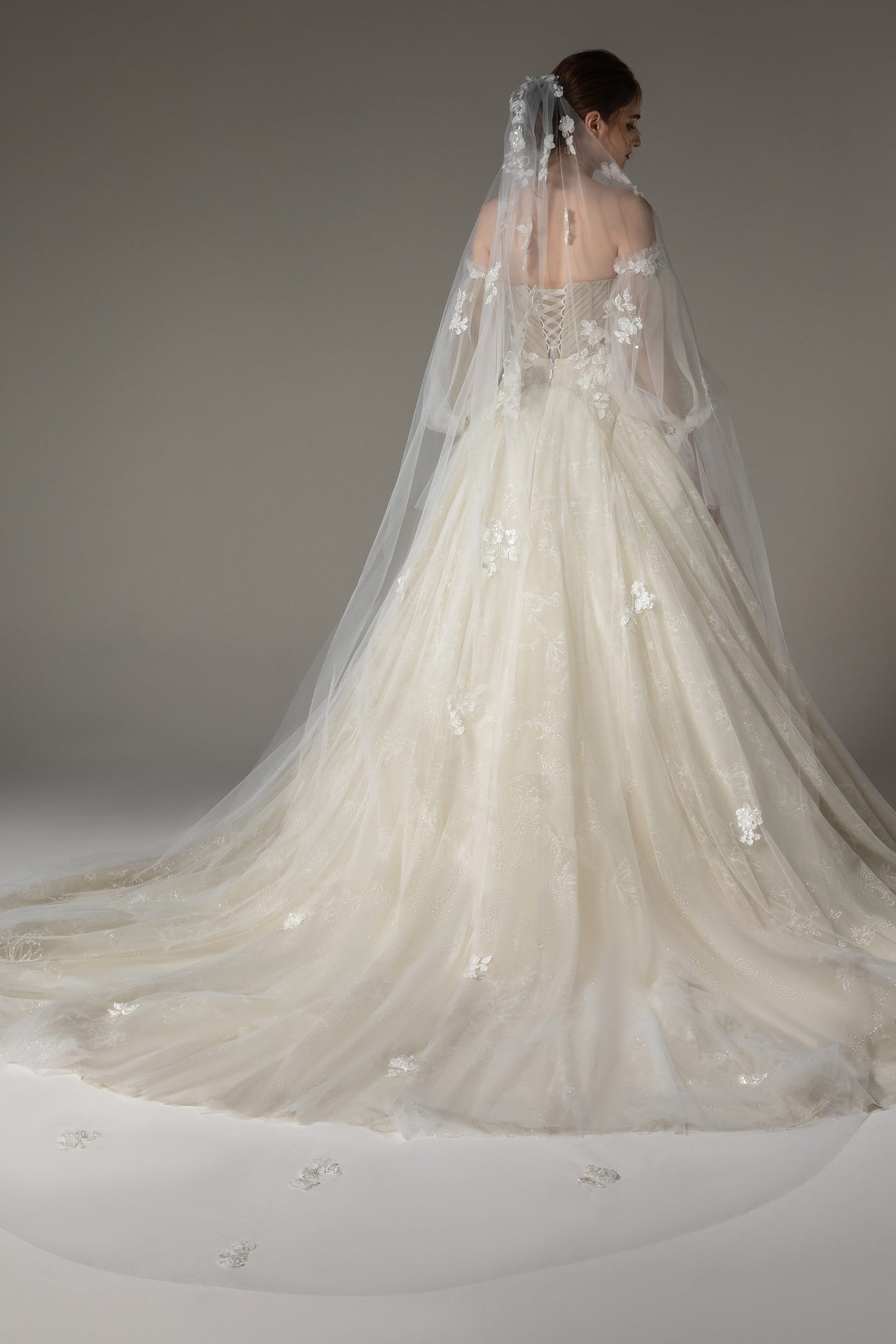 One-tier Cut Edge Tulle Chapel Veils with Appliques CV0274