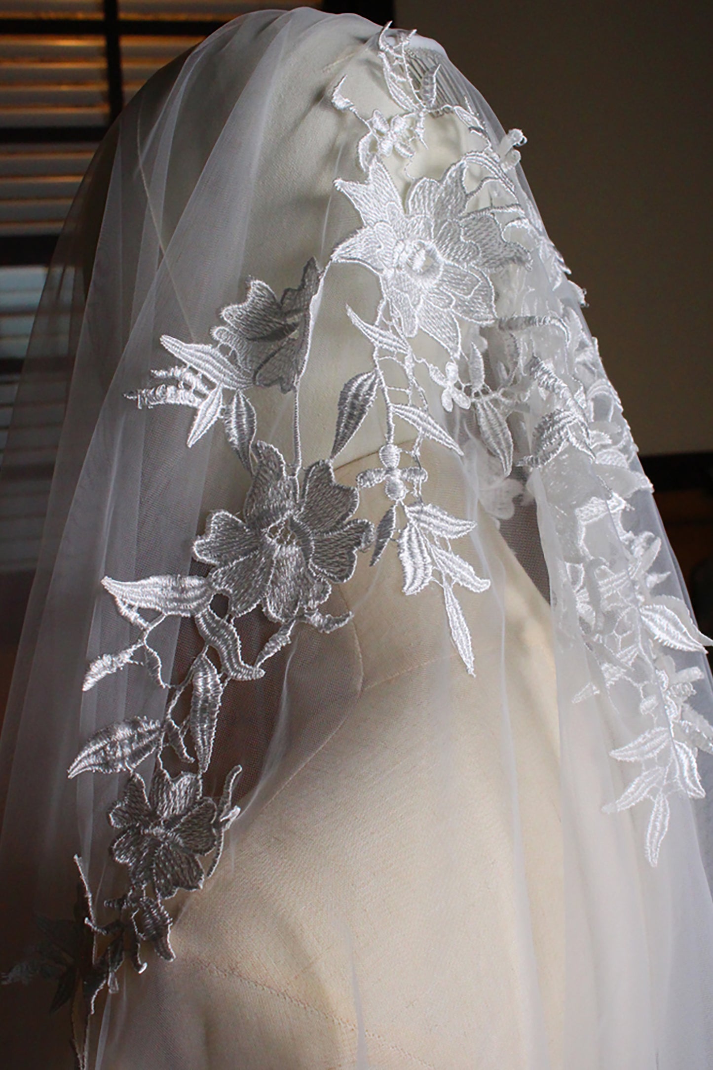 Two-tier Cut Edge Tulle Waist Veils with Appliques CV0310