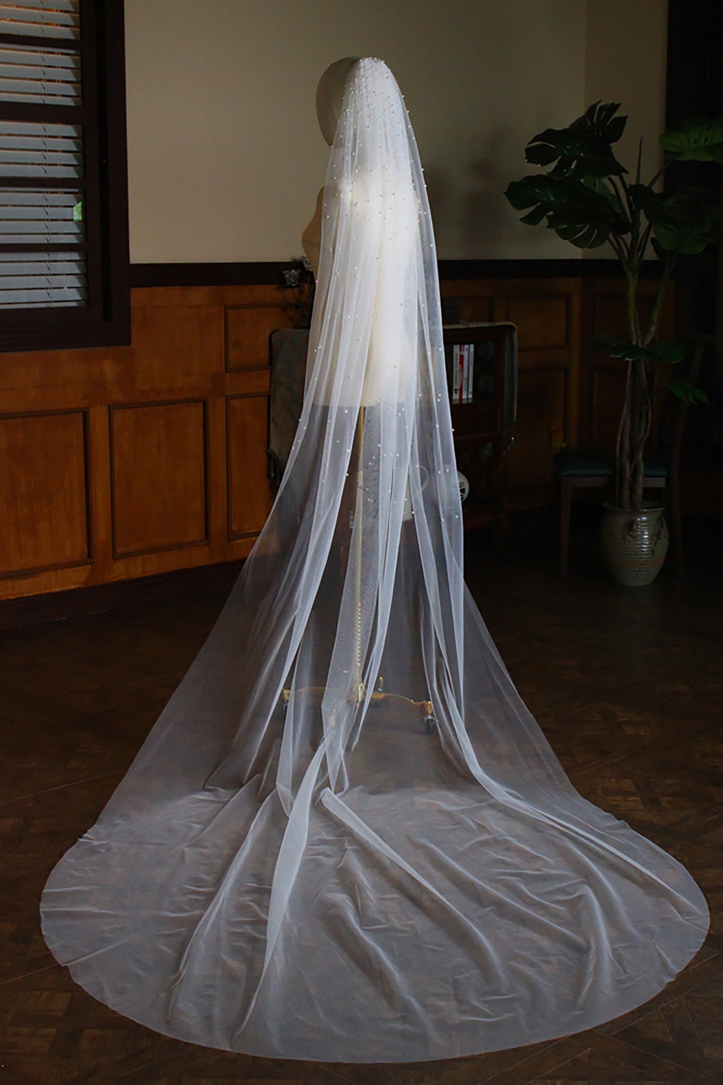 One-tier Cut Edge Tulle Chapel Veils with Pearls CV0318