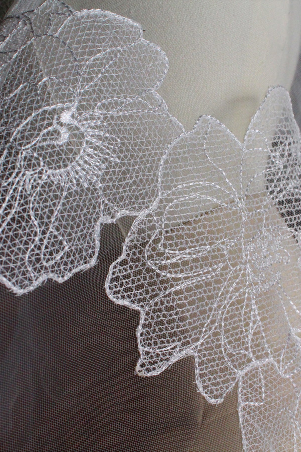 One-tier Cut Edge Tulle Lace Chapel Veils with Appliques CV0368