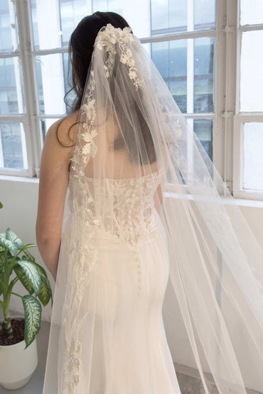 One-tier Lace Edge Tulle Chapel Veils with Appliques CV0329